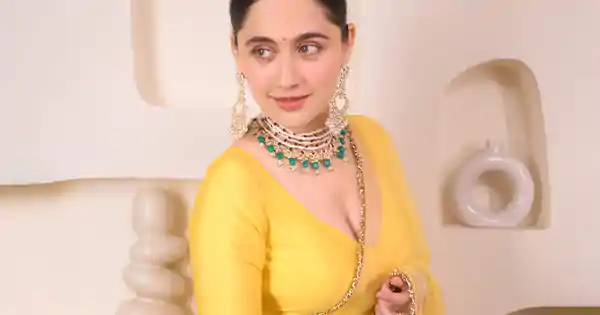 sanjeeda shaikh yellow saree cleavage heeramandi actress