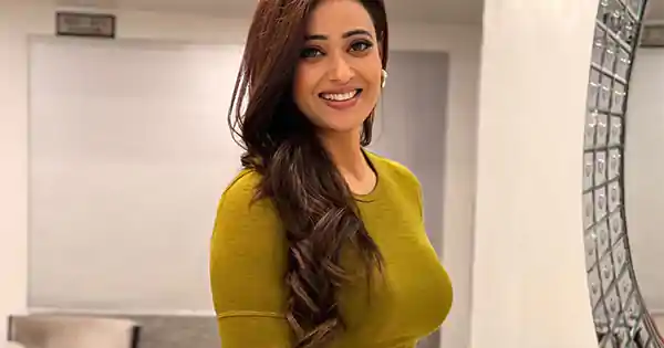 Shweta Tiwari in fitted top and ruffled skirt defied age.