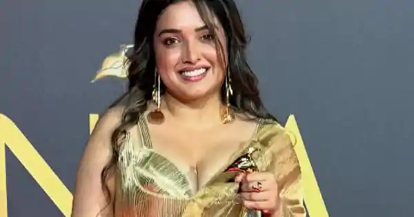 Aamrapali Dubey in golden saree is going viral – see her gorgeous hot look.