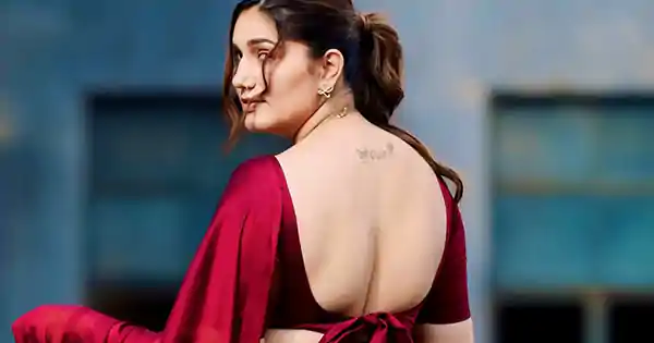 Sapna Choudhary flaunted her sexy back in a stunning red saree with backless blouse.